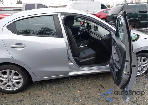 2017 Toyota Yaris Ia из США, поврежденный, VIN 3MYDLBYV4HY158896